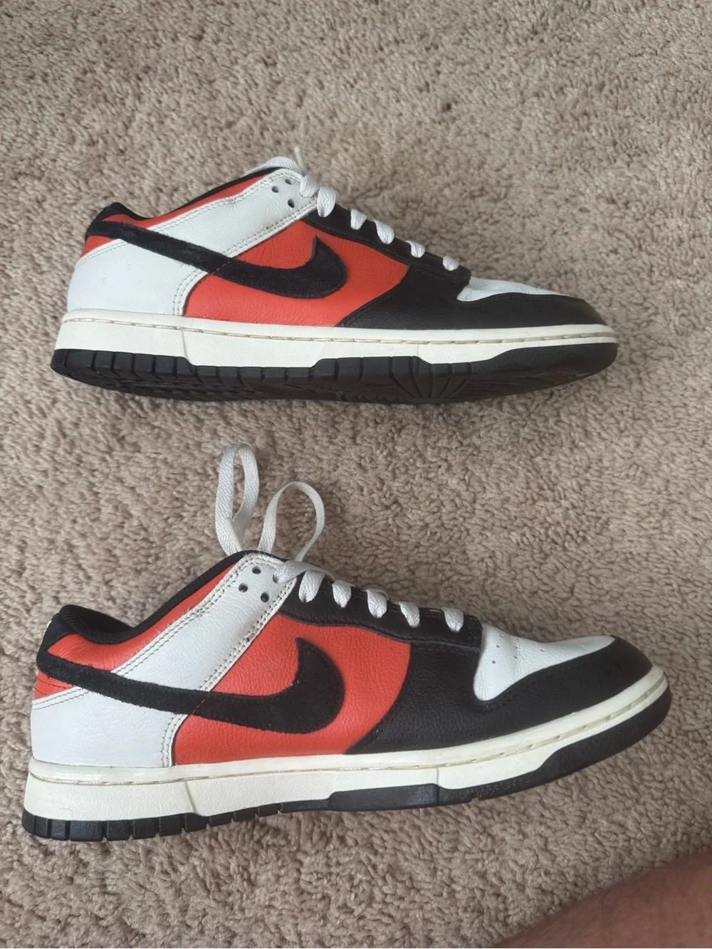 Nike Low-Top Sneakers in White, Black & Red-Orange